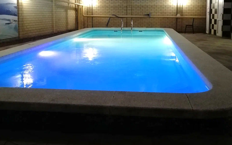 Подогреваемый летний бассейн с зоной отдыха в отеле Ziridis